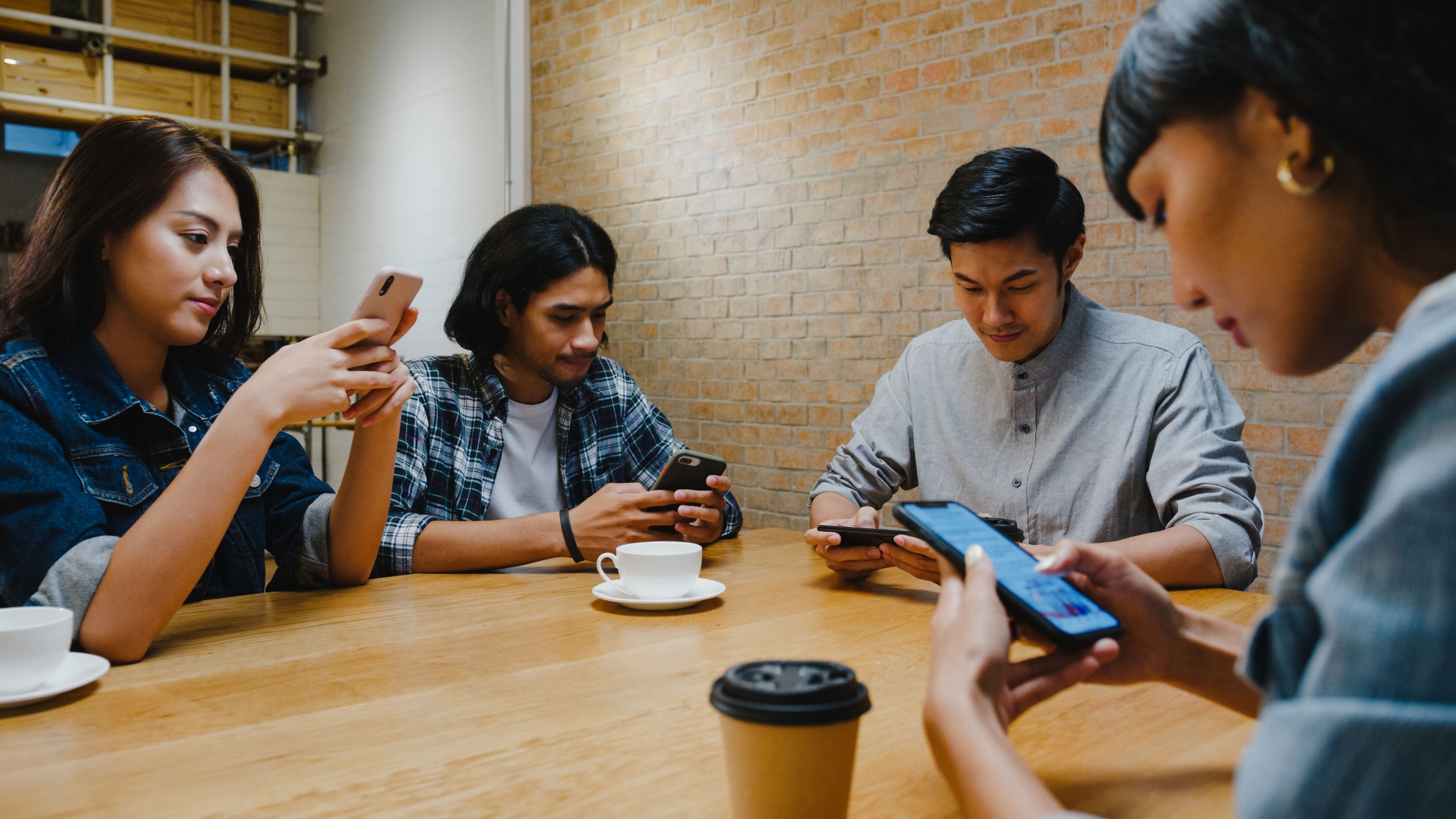 Banyak Orang Menggunakan Internet Bersamaan